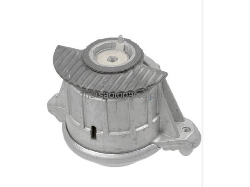 Mercedes W204-212 2007 Sonrası Ön Motor Takozu A2042404217